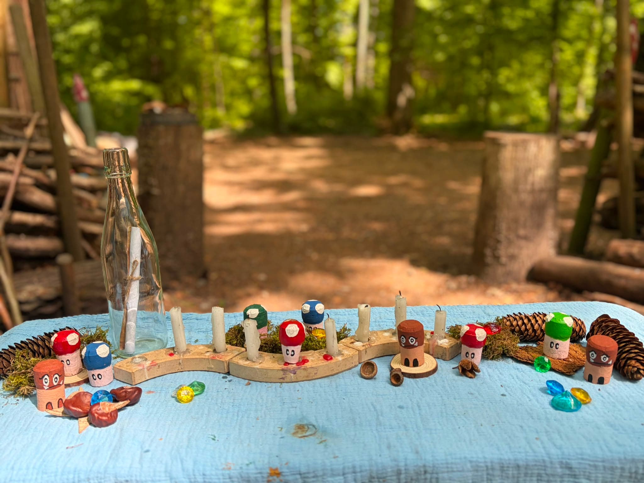 Festlich gedeckte Tische unter einem Blätterdach am Waldsofa